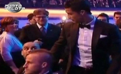 Guardiola Tolak Jabat Tangan Ronaldo