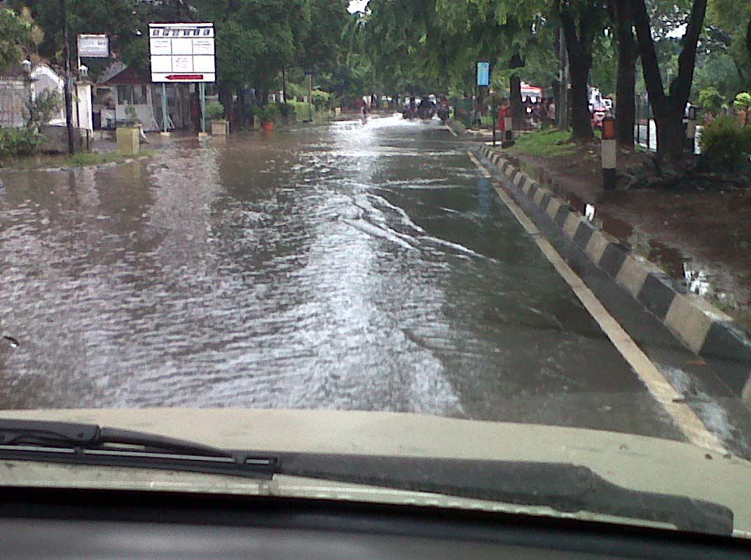 PLN Padamkan Listrik di Wilayah yang Terendam Banjir