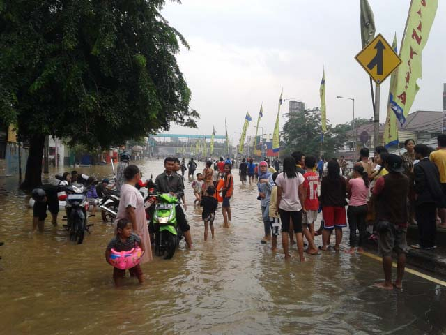 Banjir di Jakarta, Perjalanan KA Jabodetabek Terganggu