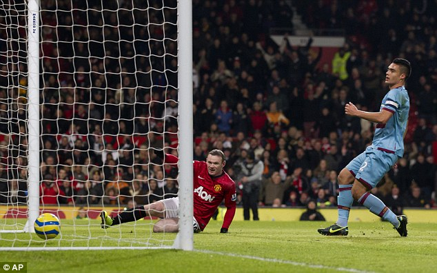 Rooney Kembali Cetak Gol