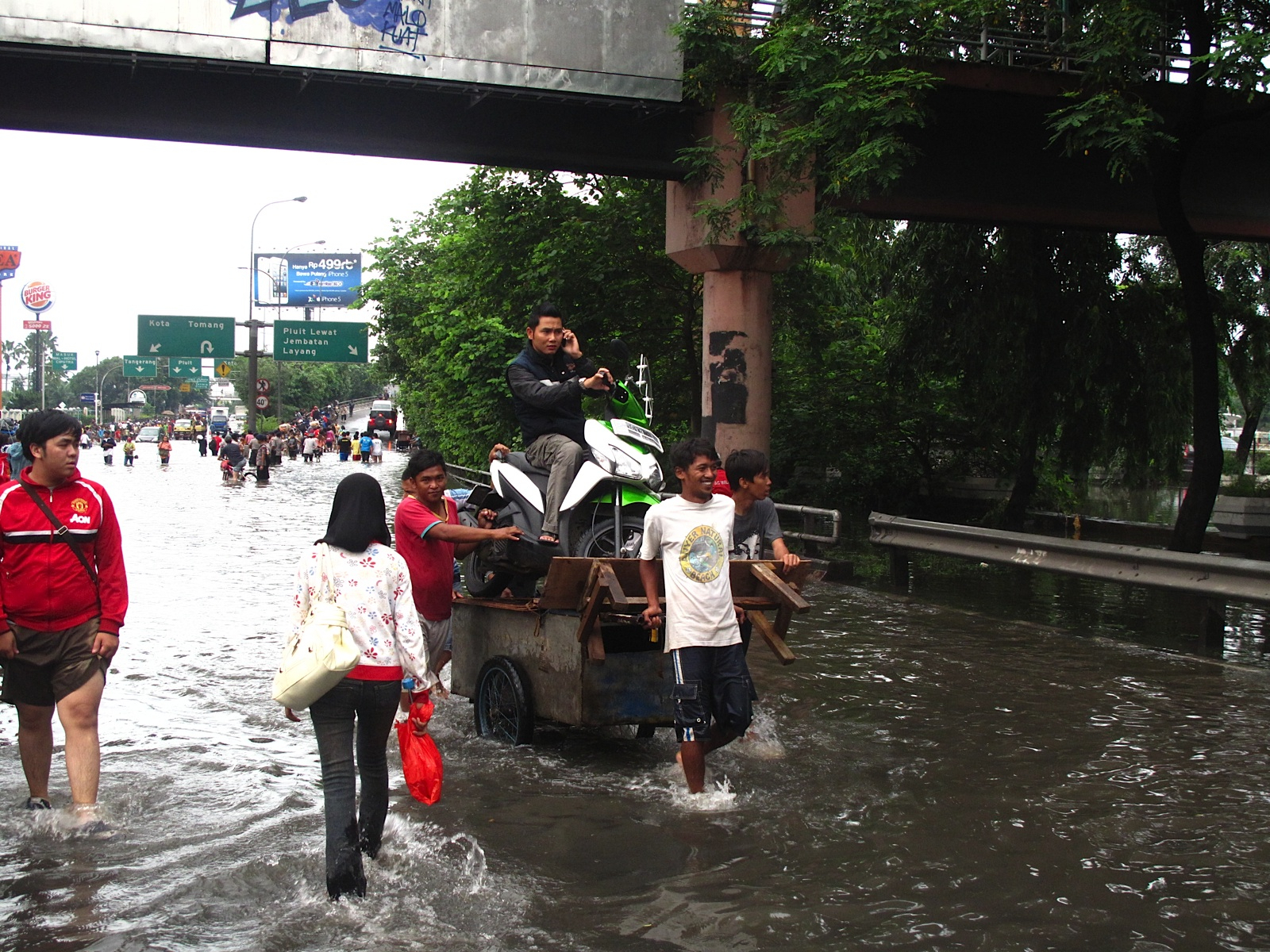 Kisah Penarik Gerobak di Tengah Banjir Jakarta