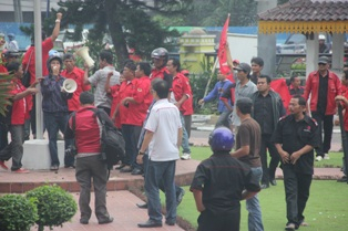 Massa PDIP Geruduk Gedung Kejati Sumut