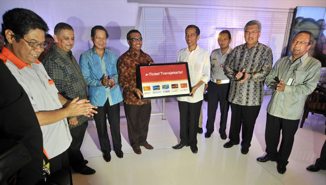 Jokowi Luncurkan Integrasi E Tiket Transjakarta-Kopaja