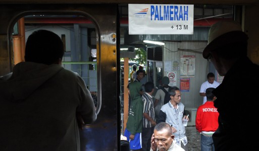 Penumpukan Penumpang  di Stasiun Jatinegara
