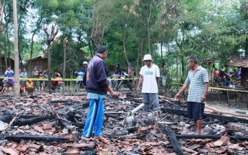Nyalakan Korek Saat Menuang Bensin, Rumah Ludes