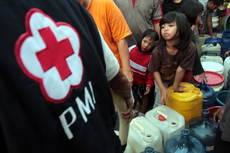 Banjir Jakarta, PMI Distribusikan 63 Ribu Liter Air Bersih