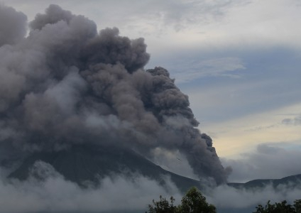 Aktivitas Vulkanik Gunung Raung Terus Meningkat
