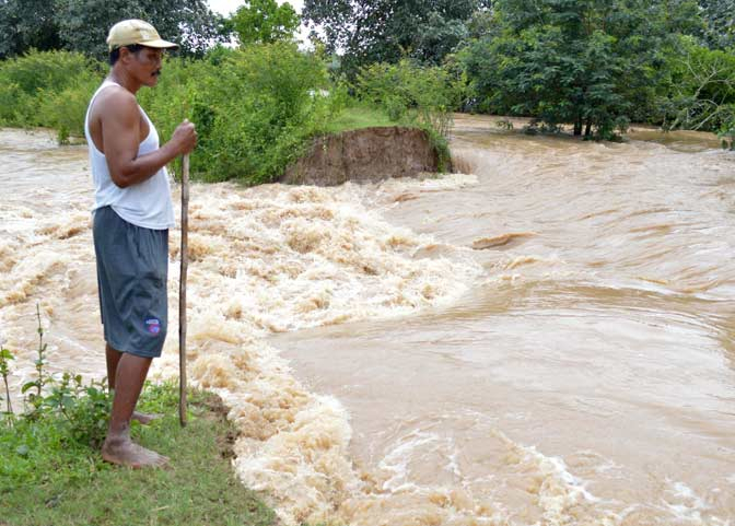 Tanggul Cikidang Jebol, Ratusan Warga Mengungsi