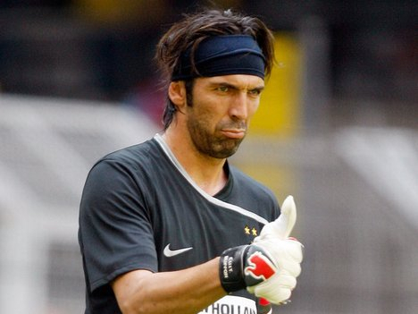 Buffon Bertahan di Juve Hingga 2015