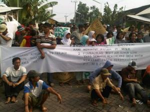 Protes Limbah, Warga di Mojokerto Blokir Pabrik Kertas
