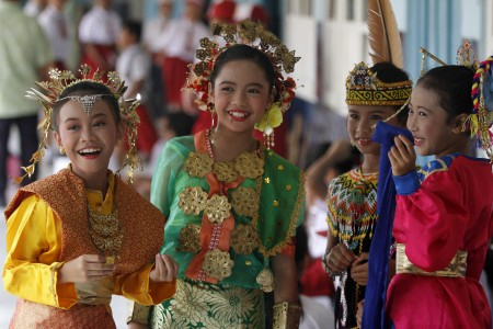 UU di Indonesia Dianggap Kriminalkan Hukum Adat dan Agama