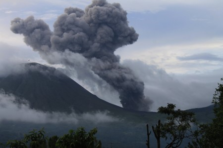 Gunung Lokon Kembali Meletus