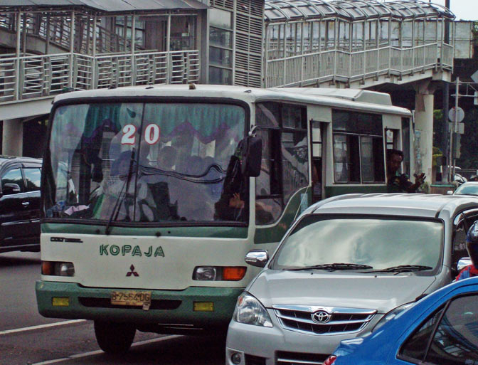 Kopaja Kesulitan Menjaring Penumpang di Jalur Busway