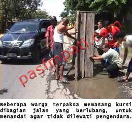 Cegah Kecelakaan, Warga Pati Pasang Bangku di Jalan