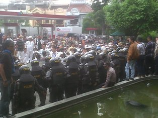 Demo Tolak Perobohan Masjid di Medan Ricuh