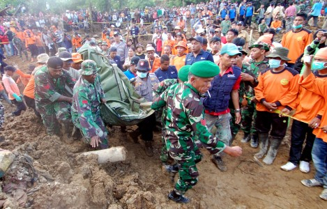 20 Korban Longsor Agam Ditemukan