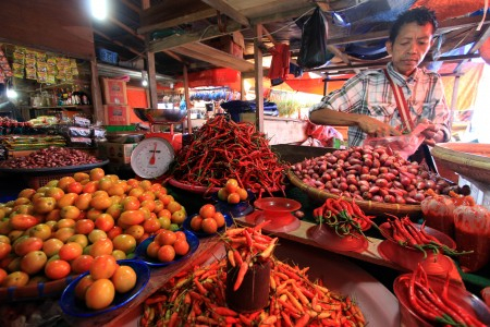 Harga Kebutuhan Pokok Melonjak, Omset Pedagang Mojokerto Turun Hingga 50%