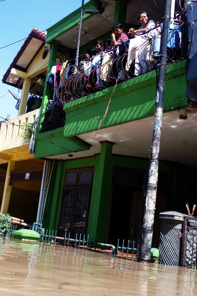 Banjir Pondok Gede Sisakan Lumpur Tebal