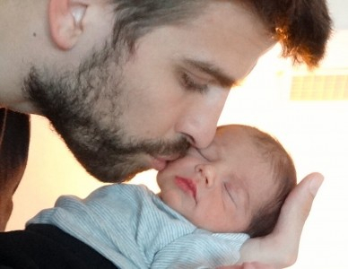 Pique-Shakira Pamerkan Foto Bayi untuk Donasi