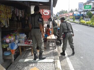 Satpol PP Pariaman Tertibkan PKL