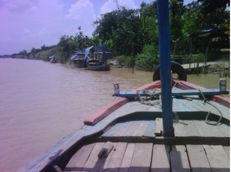 Jembatan Minim, Warga di Sekitar Sungai Comal Pilih Jasa Perahu