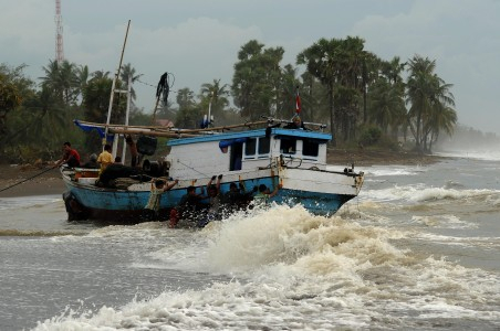Nelayan di Natuna dan Anambas Waspadai Gelombang 4 Meter
