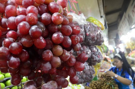 Harga Buah Impor di Jombang Melejit, Konsumen Beralih ke Buah Lokal