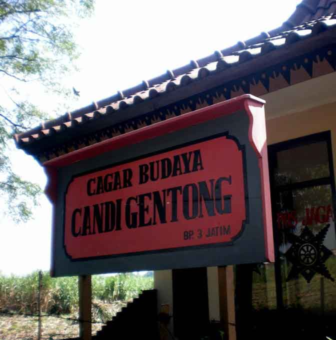 Mengunjungi Candi Gentong di Trowulan Mojokerto