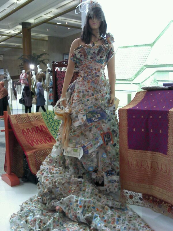 Advertorial: Gaun Perangko Dari PT Pos Indonesia Dalam Indonesia Fashion Week