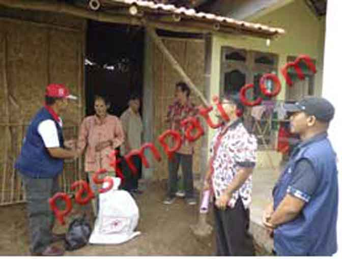 PMI Pati Salurkan Bantuan untuk Korban Puting Beliung