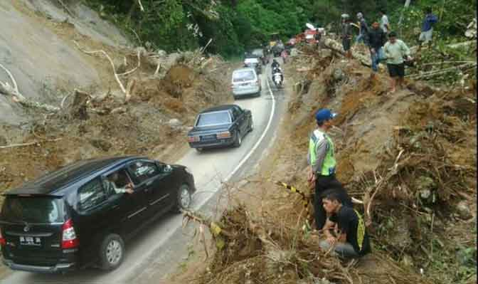 Longsor Mengancam Jalan Medan-Brastagi