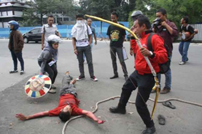Massa Tolak Pengosongan Taman Budaya Sumut
