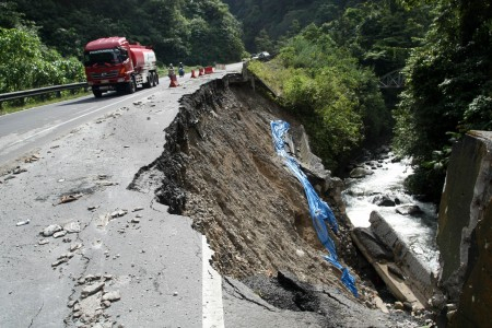 Jalan Menuju NTT - Timor Leste Longsor