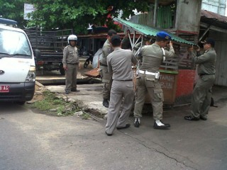Satpol PP Pontianak Tertibkan 479 Gerobak dan Lapak Sepanjang 2012