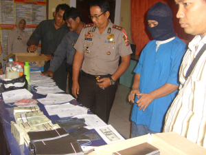 Polres Cirebon Tangkap Pengedar Uang Palsu Senilai Rp 2,7 Miliar