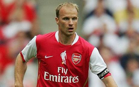 Arsenal Buat Patung Dennis Bergkamp