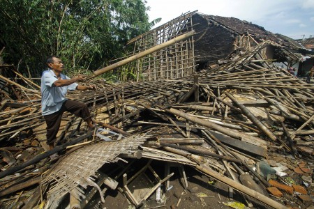 Angin Puting Beliung Putuskan Jembatan di Muaraenim
