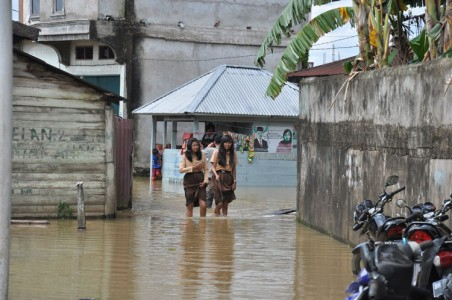 Banjir, Pembangunan Jembatan Gantung di Jambi Terhenti