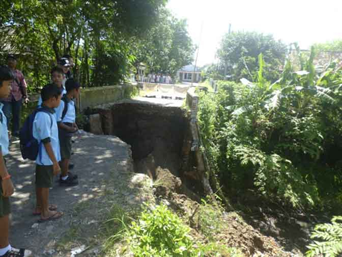 Jembatan Penghubung Rusak, Warga Mojokerto Harus Jalan 1 Km