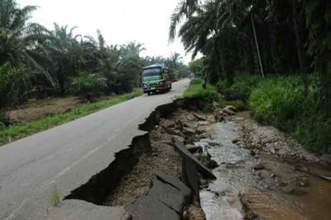Lintas Sumatera Padanglawas-Riau Nyaris Putus