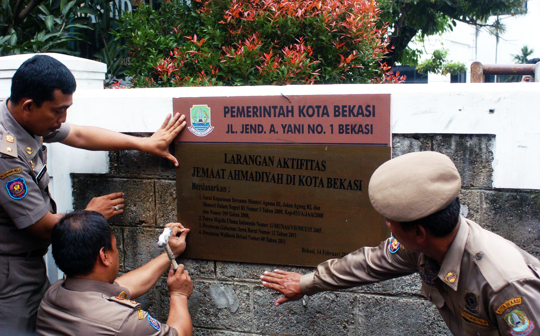 Jemaah Ahmadiyah Keluar dari Mesjid Almisbah Bekasi