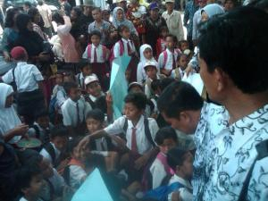 Puluhan Siswa SD Mojokerto Demo di Pengadilan Minta Gurunya Dibebaskan