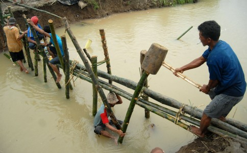 Tanggul Sungai Piji di Kudus Jebol
