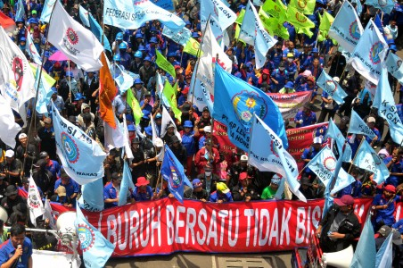 Gugat UMP, Ratusan Buruh Cimahi Demo PTUN Bandung