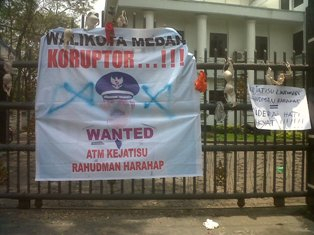 Kejaksaan Sumut Dilempari Telur dan Tomat Busuk