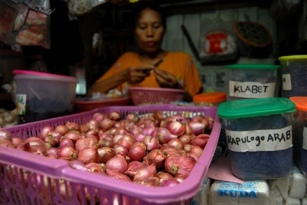 Pedagang di Jombang Jual Bawang Secara Eceran