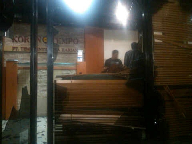 Polisi Buru Tiga Provokator Penyerang Kantor Tempo