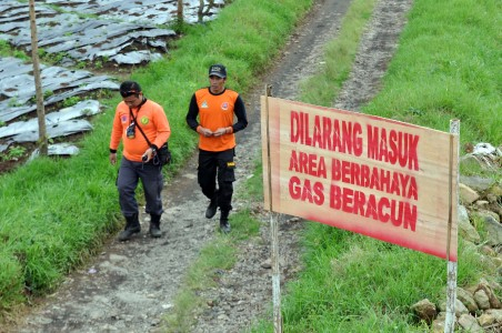 Dieng Masih Keluarkan Gas Beracun