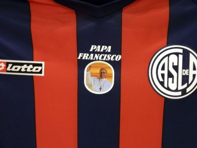 San Lorenzo Pasang Foto Paus Fransiskus I di Kostumnya