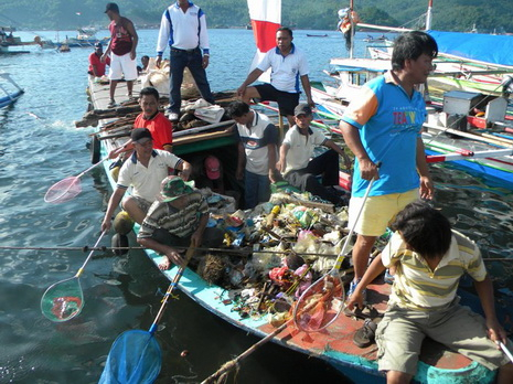 Pemkot Bitung Bersihkan Pantai Selat Lembeh